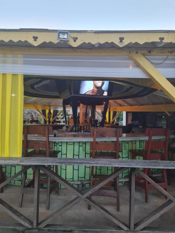 TV a/nebo společenská místnost v ubytování Sky Beach Rooms