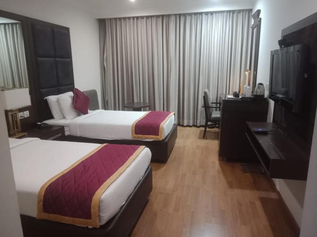 Hotel Comfortel Banjara Hills - Master Bed Luxury Rooms-Multi Cuisine Restaurant-Banquet Hall-Conference Hall-Board Room- An Svm Brand - Housity