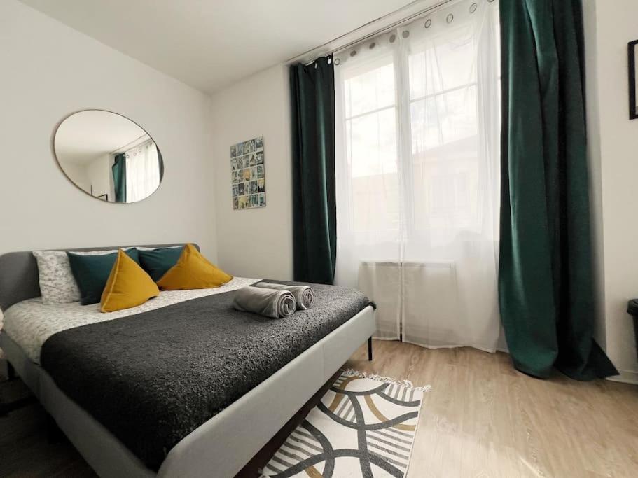 a bedroom with a bed with a mirror and a window at Alger Lodge in Nantes