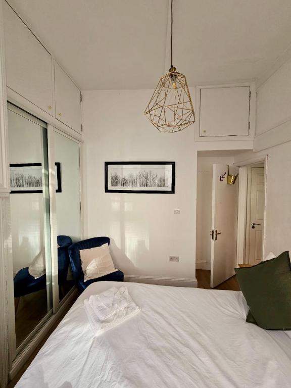 Modern Flat in Victorian West Kensington Mansion - One-Bedroom Apartment
