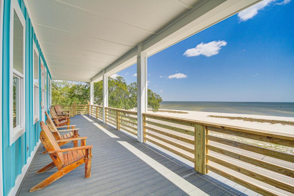 - une terrasse couverte avec des chaises et une vue sur la plage dans l'établissement Long Beach Home with Views and On-Site Beach Access!, à Long Beach