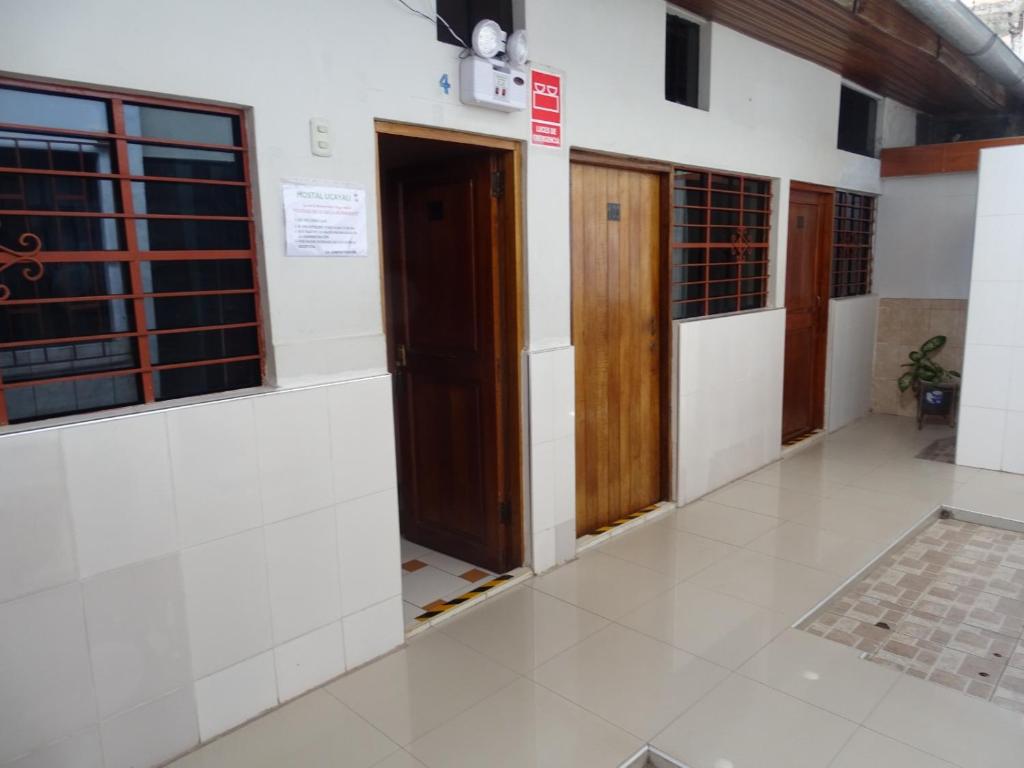 einen Flur mit zwei Türen in einem Gebäude in der Unterkunft Hostal Ucayali in Tingo María