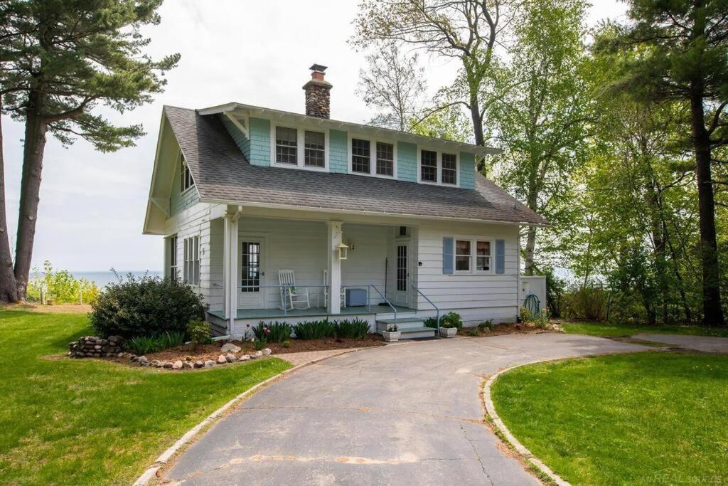 uma casa branca com um alpendre e uma entrada em Waterfront Cottages in Lexington Vacation Homes em Lexington