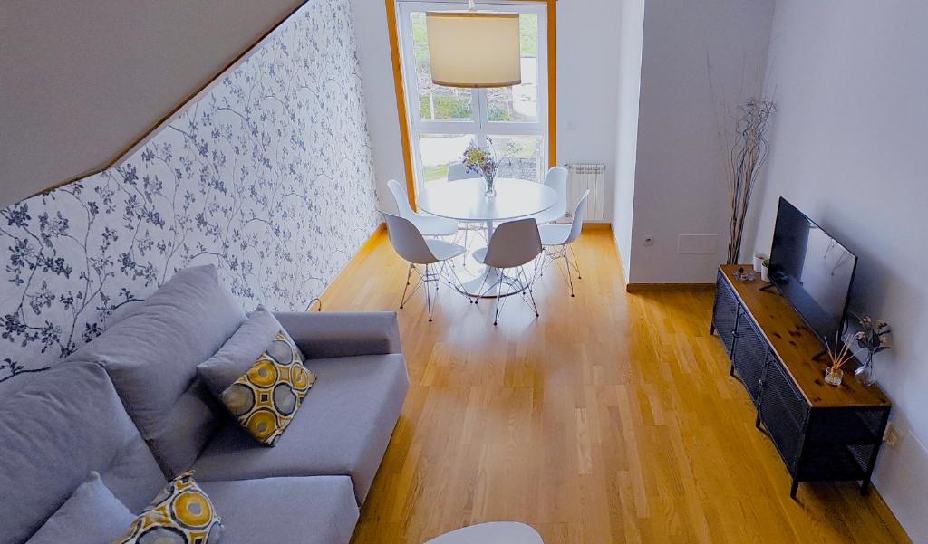 a living room with a couch and a table at Apartamento Buen Camino in O Pedrouzo