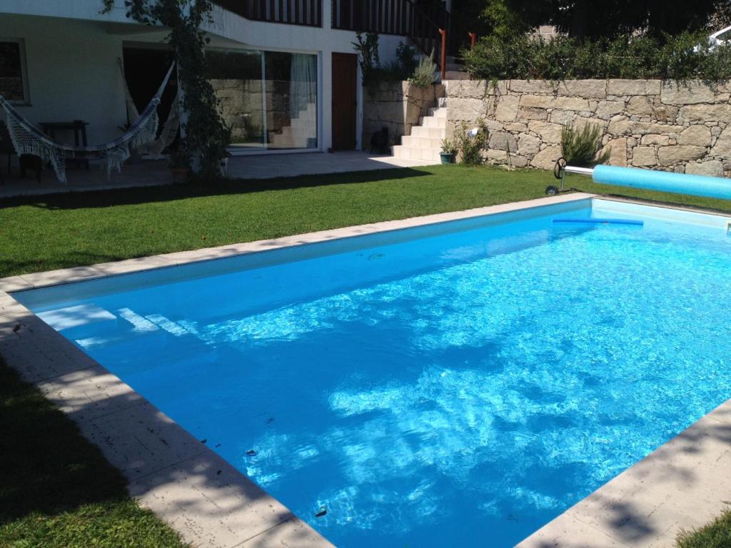 una piscina de agua azul en un patio en Casa da Fonte - Boa Aldeia en Boa Aldeia