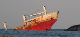 DiakoftiにあるAnemoniの水上に座る赤い船