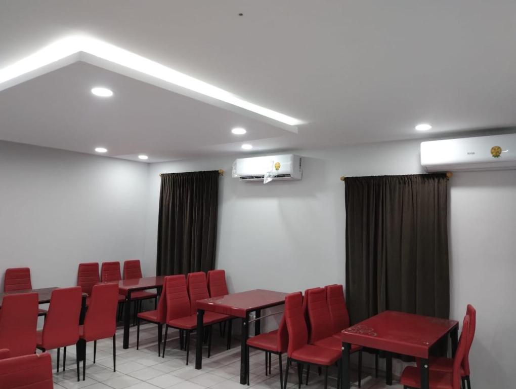 a conference room with red chairs and tables at فندق النسور اجياد in Ajyad