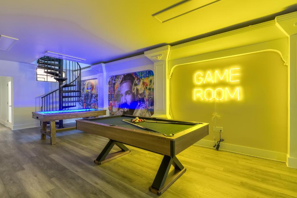 um quarto com uma mesa de pingue-pongue e uma sala de jogos em Montreal's most incredible apart em Montreal