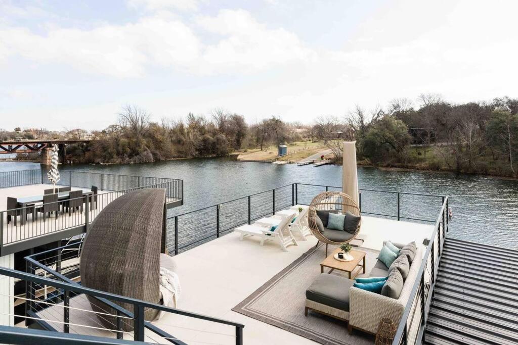 balcón con vistas al río en Luxury Lake LBJ Waterfront Home with Hot Tub and Boat Slip, en Kingsland