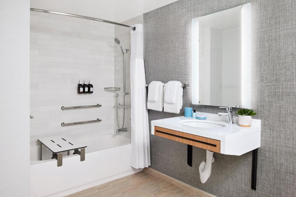 The Pierside Santa Monica - Queen Room With Two Queen Beds - Disability Access