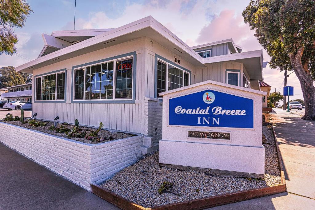 a building with a sign that reads central service inn at Coastal Breeze Inn in Morro Bay