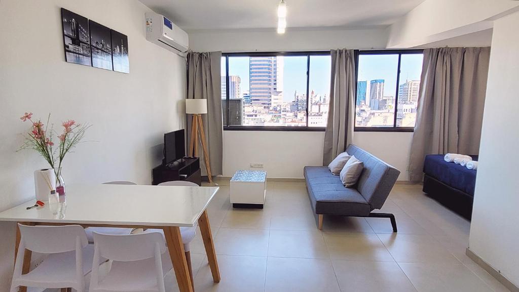 un soggiorno con tavolo e una sala da pranzo di Pacifico Apartment a Buenos Aires