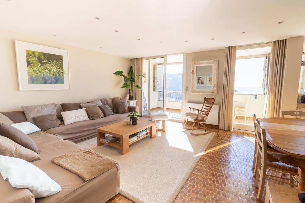 un salon avec un canapé et une table dans l'établissement Appartement spacieux avec vue panoramique, à Cassis