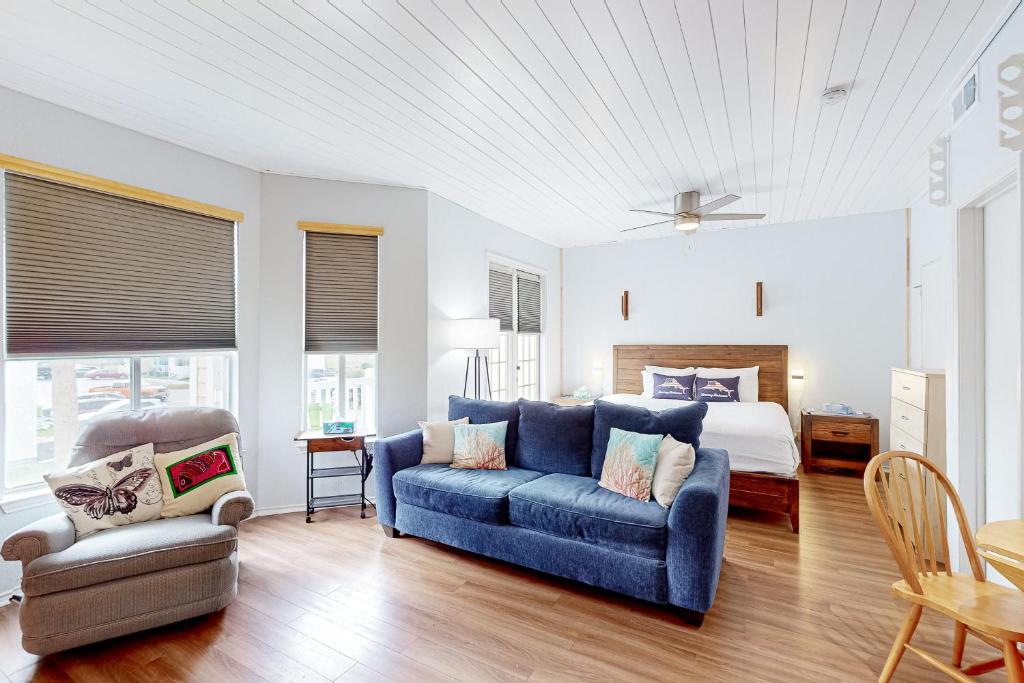 um quarto com um sofá azul e uma cama em Starfish em Padre Island