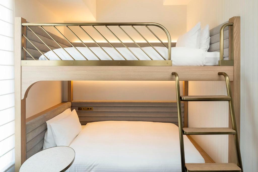 Postel nebo postele na pokoji v ubytování Hotel Comento Yokohama Kannai