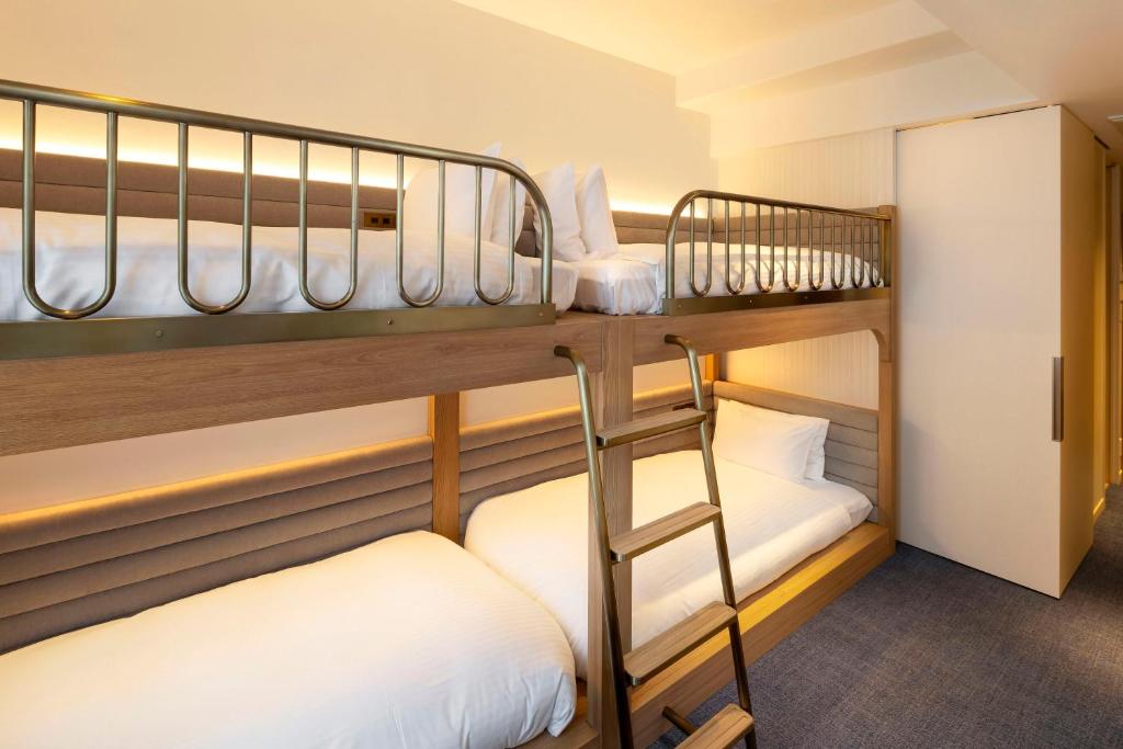 Postel nebo postele na pokoji v ubytování Hotel Comento Yokohama Kannai