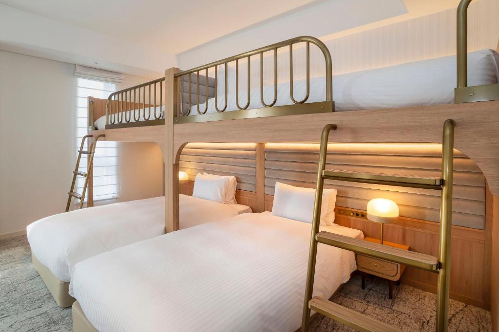 Postel nebo postele na pokoji v ubytování Hotel Comento Yokohama Kannai