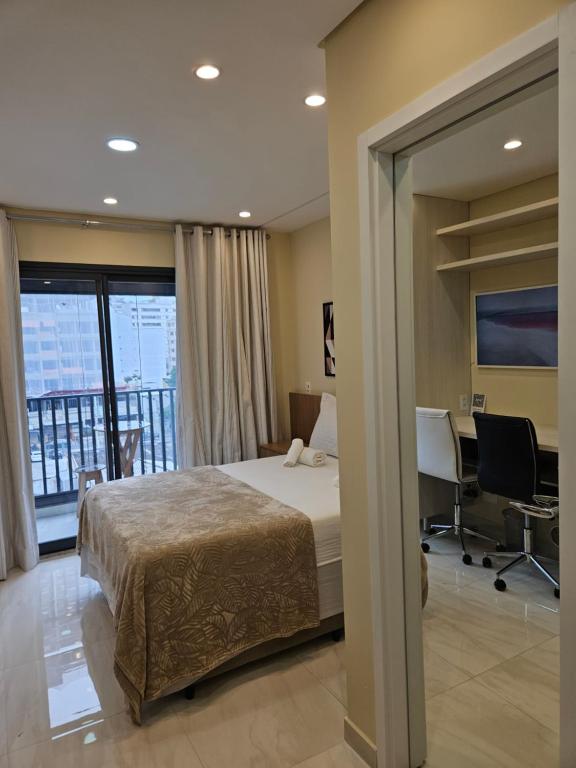 um quarto com uma cama, uma secretária e uma janela em Apartamento em São Paulo novo em São Paulo