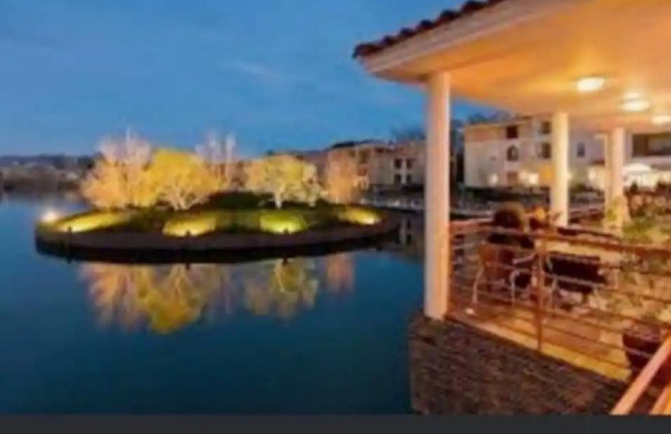 - une vue sur une maison avec vue sur l'eau dans l'établissement Petit lac appartement Mandelieu-la-Napoule, à Mandelieu-la-Napoule