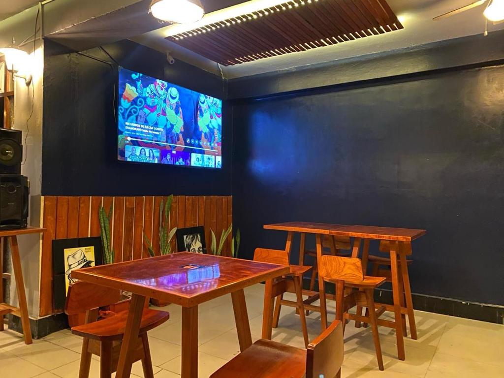 een eetkamer met 2 tafels en een tv bij Hotel Dorado in Moyobamba