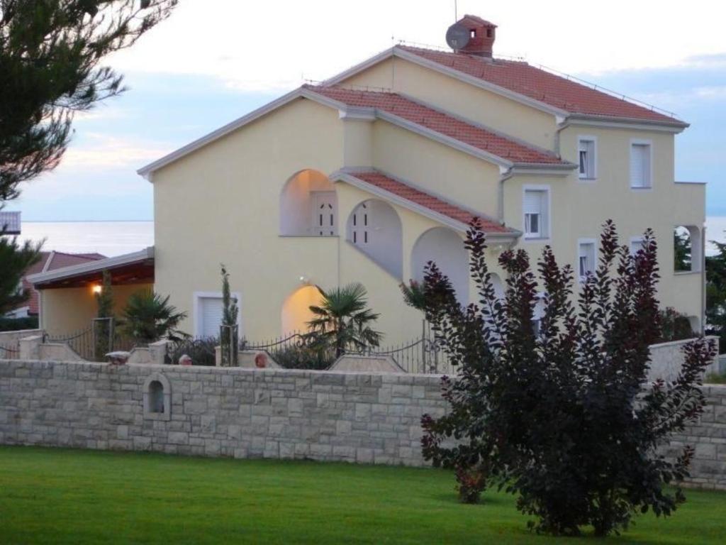 uma grande casa branca com uma parede de pedra em Unvergesslicher Panoramablick über das Meer auf Piran, Portoroz und die Alpen em Savudrija