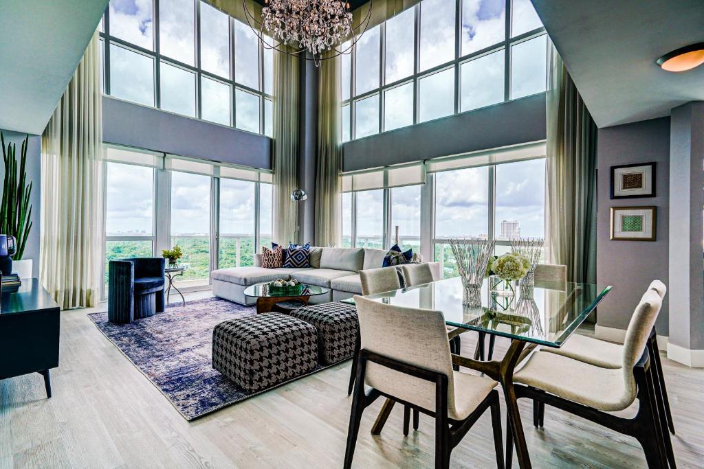 sala de estar con sofá y mesa en Luxury 2-story Penthouse located in Coconut Grove Hotel-includes Parking en Miami