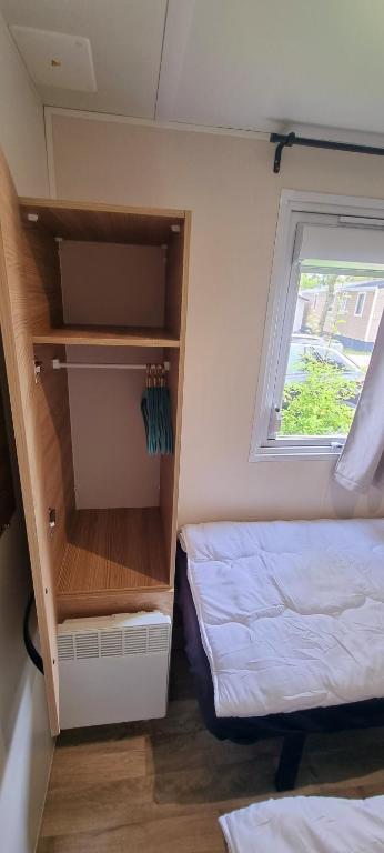 Postel nebo postele na pokoji v ubytování Ferienhaus Chalet Ferienpark Lauwersoog NL