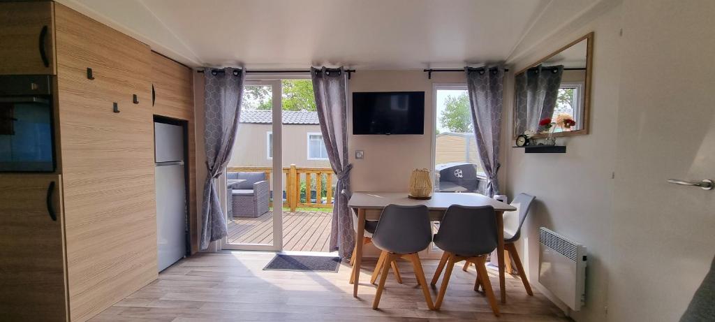 TV a/nebo společenská místnost v ubytování Ferienhaus Chalet Ferienpark Lauwersoog NL