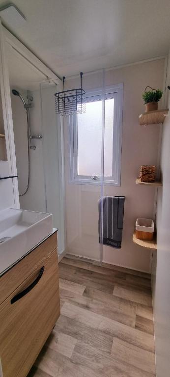 Kuchyň nebo kuchyňský kout v ubytování Ferienhaus Chalet Ferienpark Lauwersoog NL