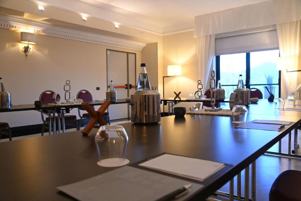 sala konferencyjna ze stołem i krzesłami w obiekcie Renaissance Tuscany Il Ciocco Resort & Spa w mieście Barga