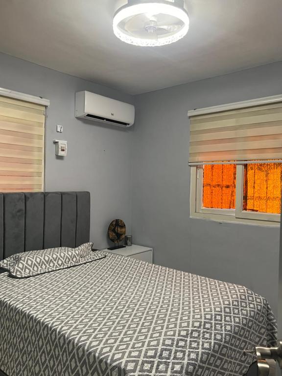1 dormitorio con cama y ventana en Paraíso del mar, en Mandinga
