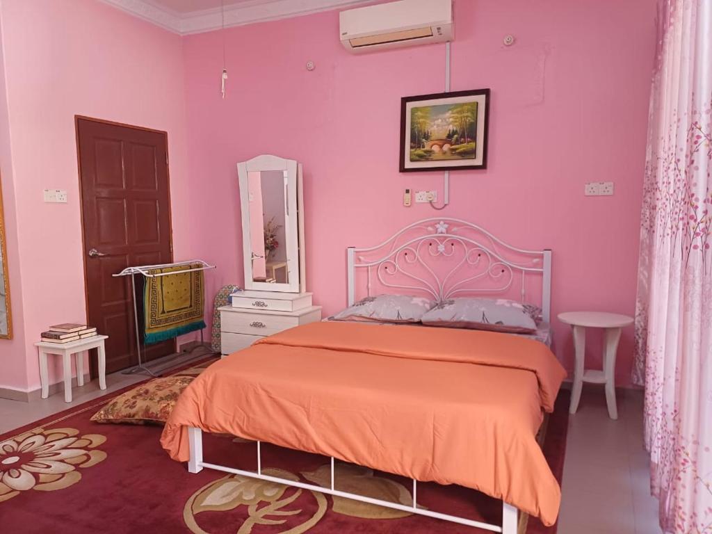 מיטה או מיטות בחדר ב-Roomstay Damai Kemaman