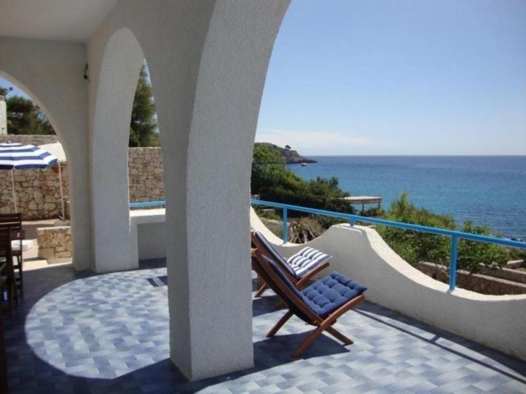 porche con silla y vistas al océano en Ferienhaus für 6 Personen ca 80 qm in Castro in Apulien, Apulien Provinz Lecce, en Castro di Lecce