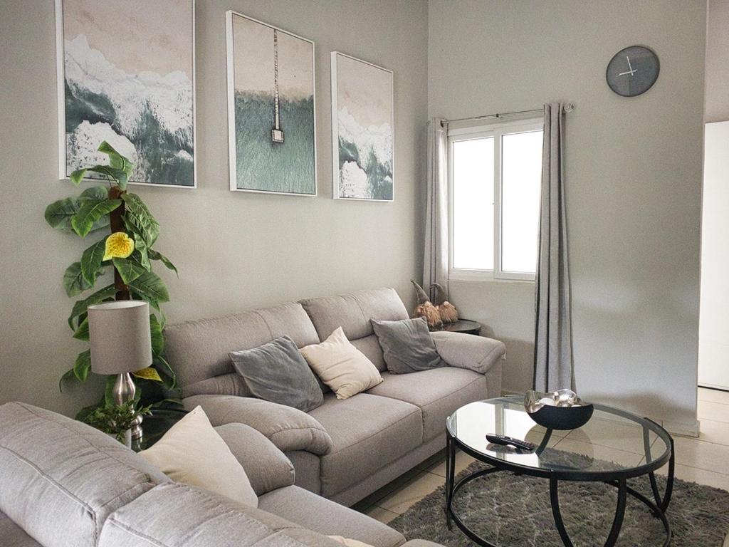 a living room with a couch and a table at Disfruta y siéntete como en casa in San Miguel