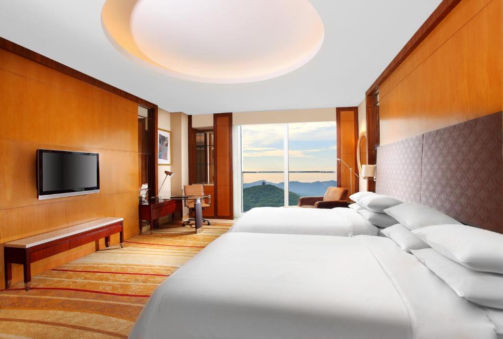 Postel nebo postele na pokoji v ubytování Sheraton Zhoushan Hotel