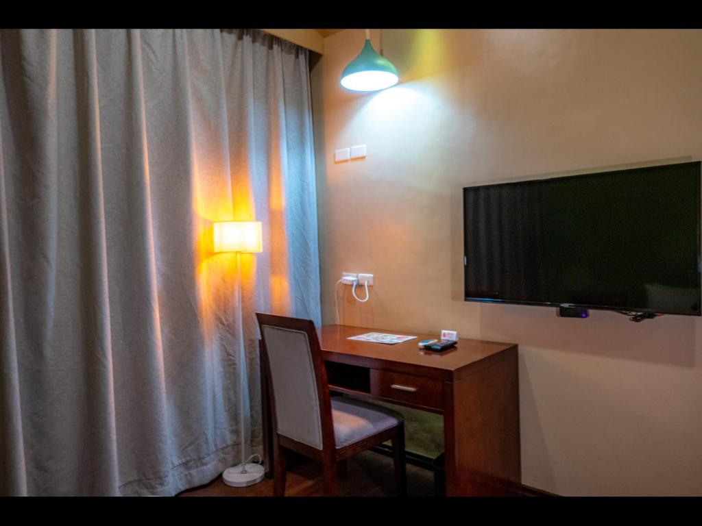 TV a/nebo společenská místnost v ubytování Kojo Hotels Cebu-Mandaue