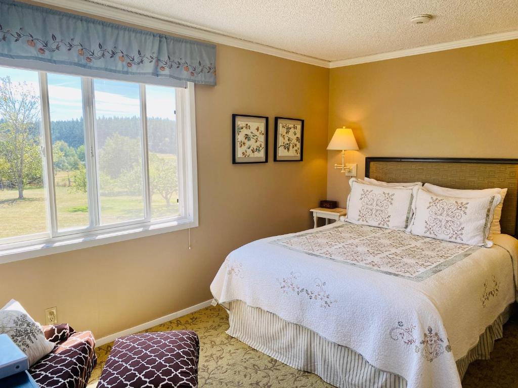 Trumpeter Inn - Corner Queen Room - Salie