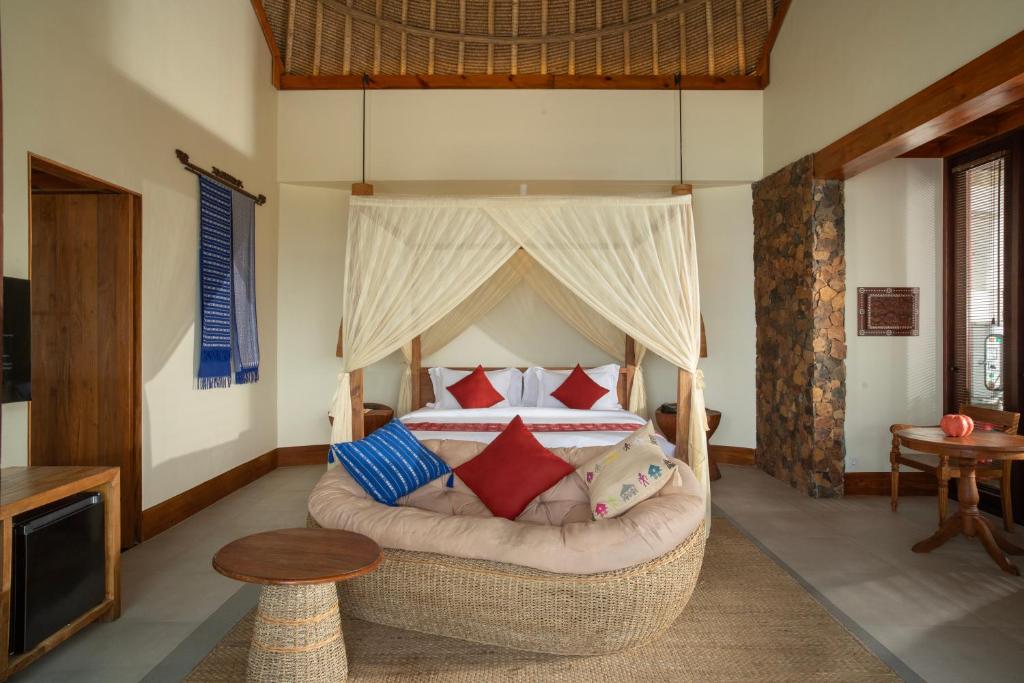 Postel nebo postele na pokoji v ubytování Kalandara Resort Lombok