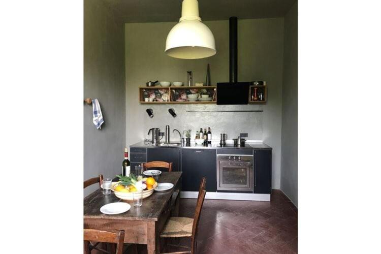 una cocina con una mesa con un bol de fruta. en Beautiful apartment in Tuscany, en Fauglia