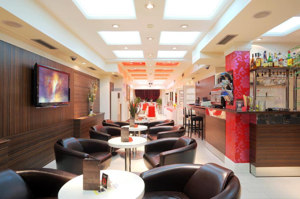 TV a/nebo společenská místnost v ubytování Garni Hotel Crystal
