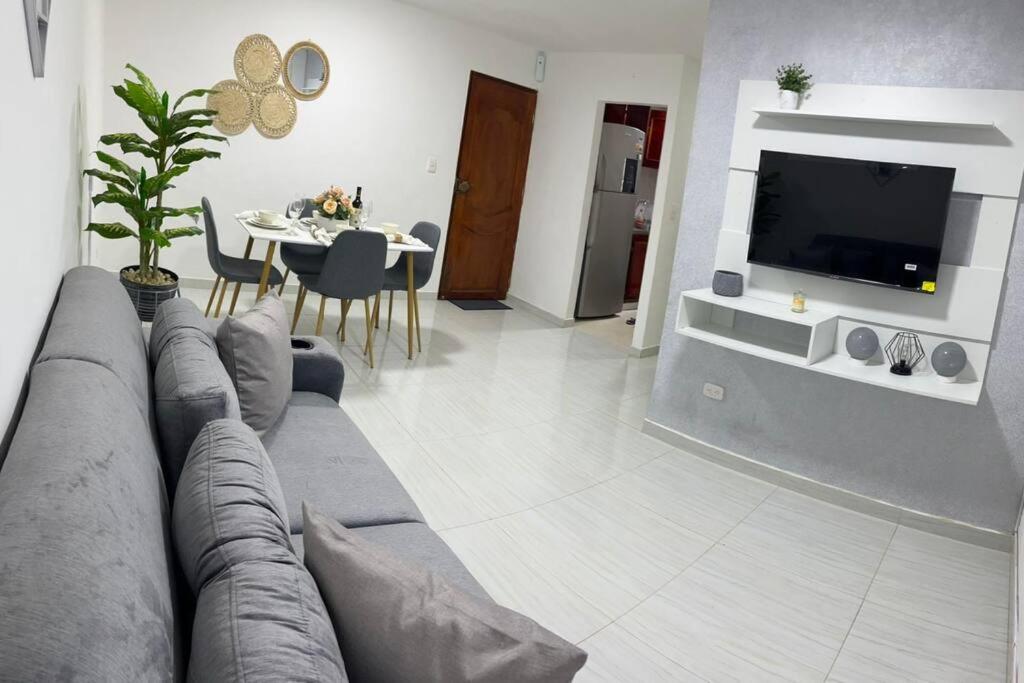 - un salon avec un canapé et une télévision dans l'établissement Apartamento céntrico en Cartagena, à Carthagène des Indes