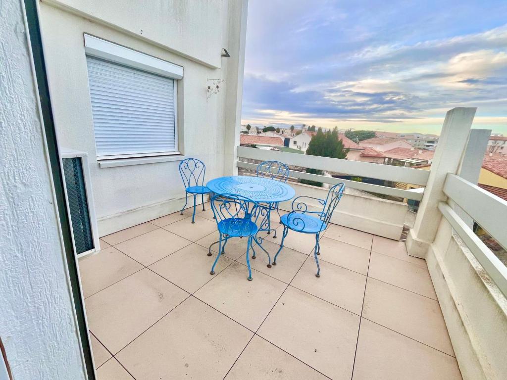 patio con mesa y sillas en el balcón en Appartement Le Grau-du-Roi, 3 pièces, 4 personnes - FR-1-716-66 en Le Grau-du-Roi