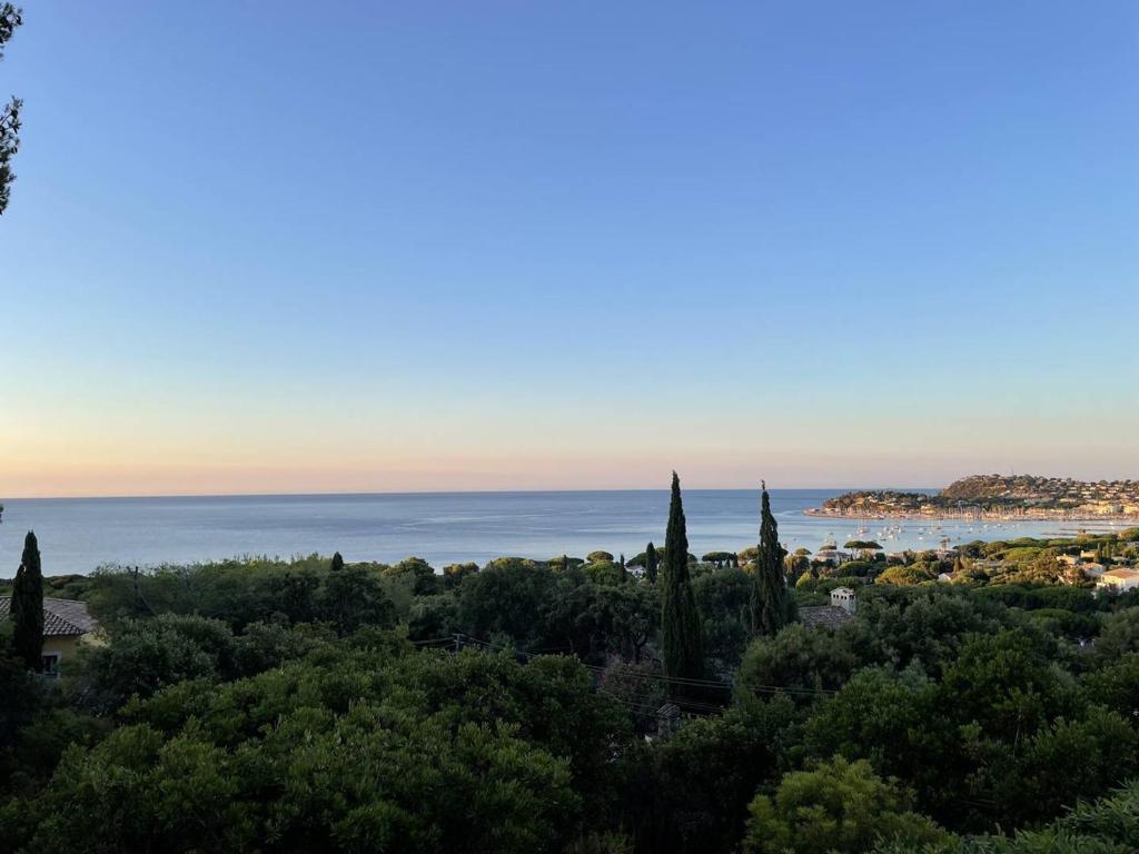 - une vue sur l'océan depuis une colline arborée dans l'établissement Villa à 600m de la plage avec piscine, clim et internet - FR-1-726-41, à Cavalaire-sur-Mer