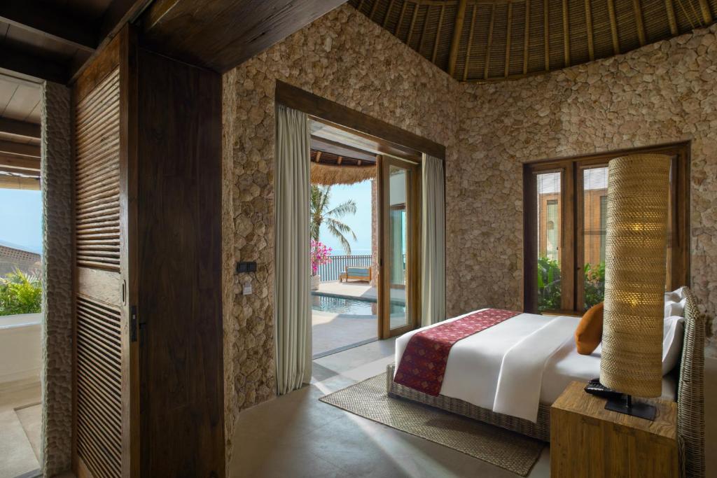 Postel nebo postele na pokoji v ubytování Kalandara Resort Lombok