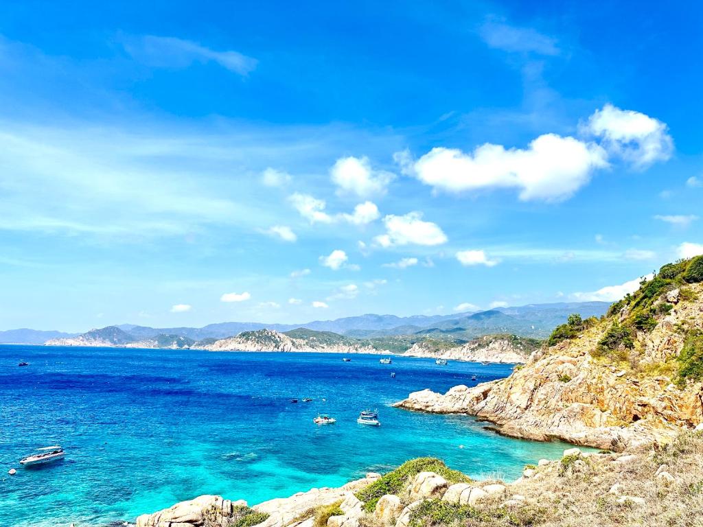 uma vista para uma praia com barcos na água em THUẬN VƯƠNG Homestay em Vinh Hy