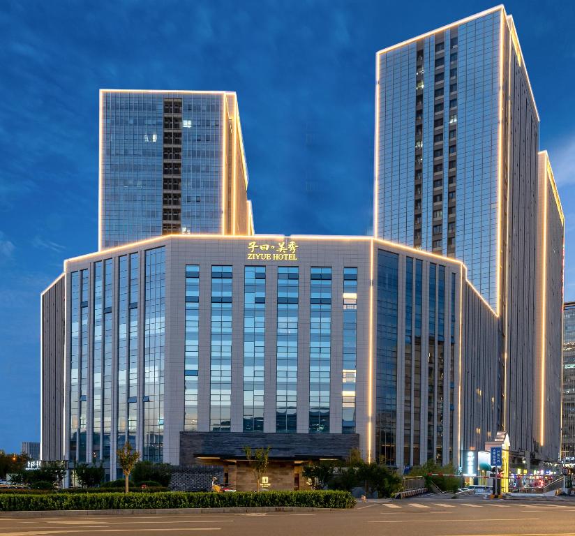 濟南的住宿－Jinan Ziyue Meixiu Hotel，一座大型建筑,有两座高高的摩天大楼