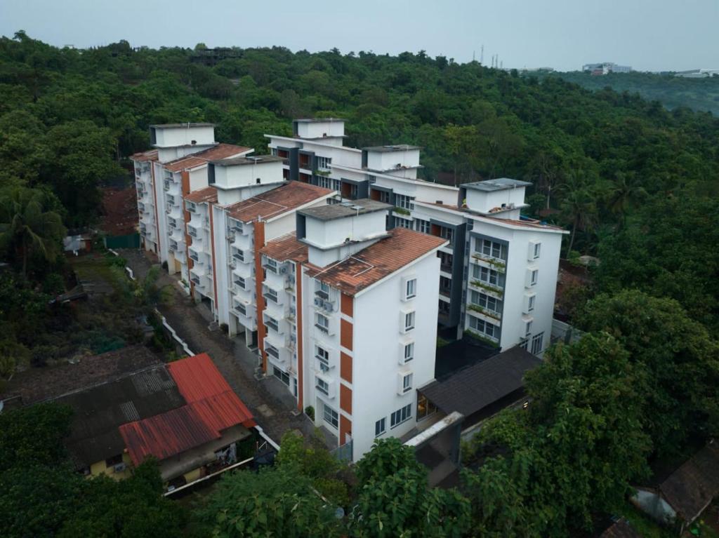 einen Blick über ein weißes Apartmenthaus in der Unterkunft Carnival De Goa in Nerul