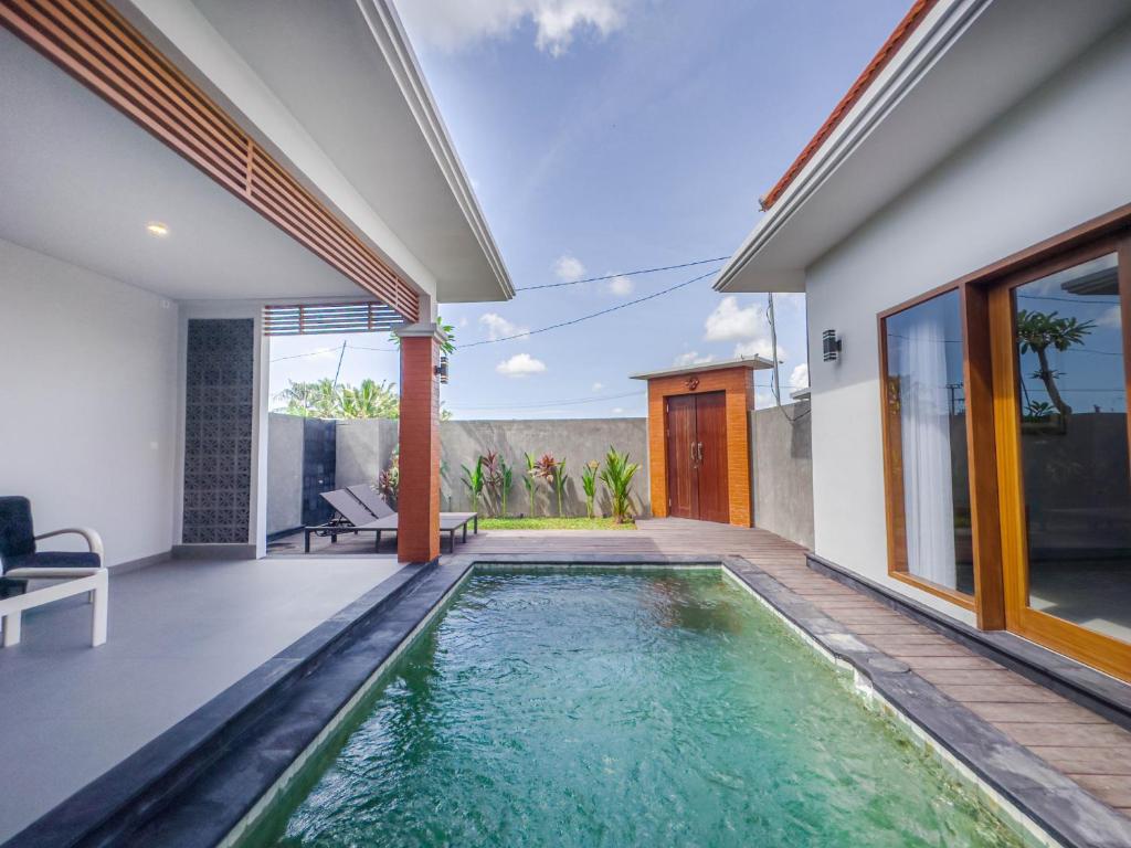 una piscina en el patio trasero de una casa en Yuta Villa Ubud, en Ubud
