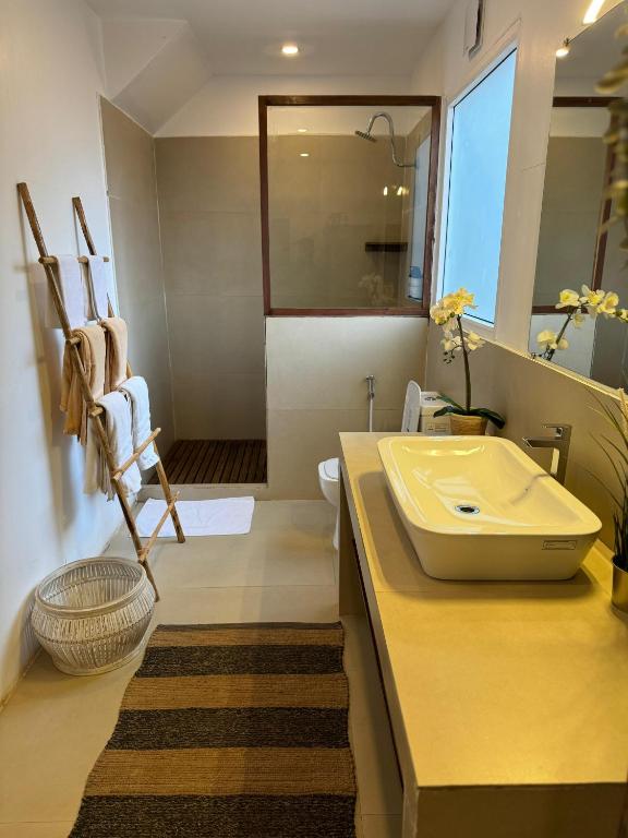 Ванная комната в Thalassa Beach Boutique Resort