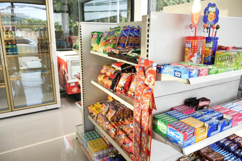 Supermarket nebo jiné obchody v  hotelu nebo okolí